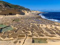 Blick von erhöhtem Standpunkt aufs vielförmige Salzpfannenfeld - Gozo